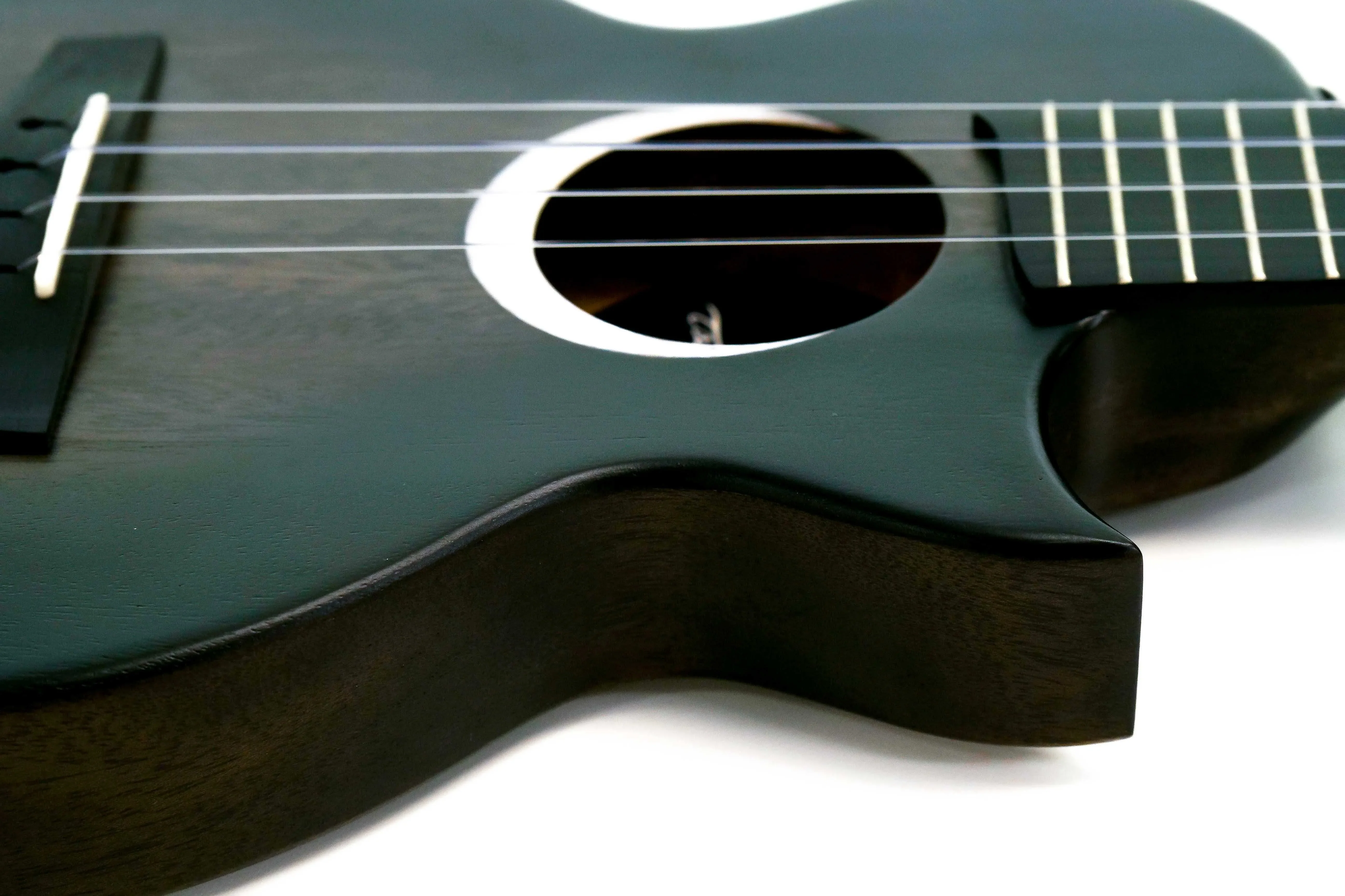 Enya EUT-MOON-BK-EQ Taimane Signature Acousticplus Tenor Ukulele - Black - Image 4